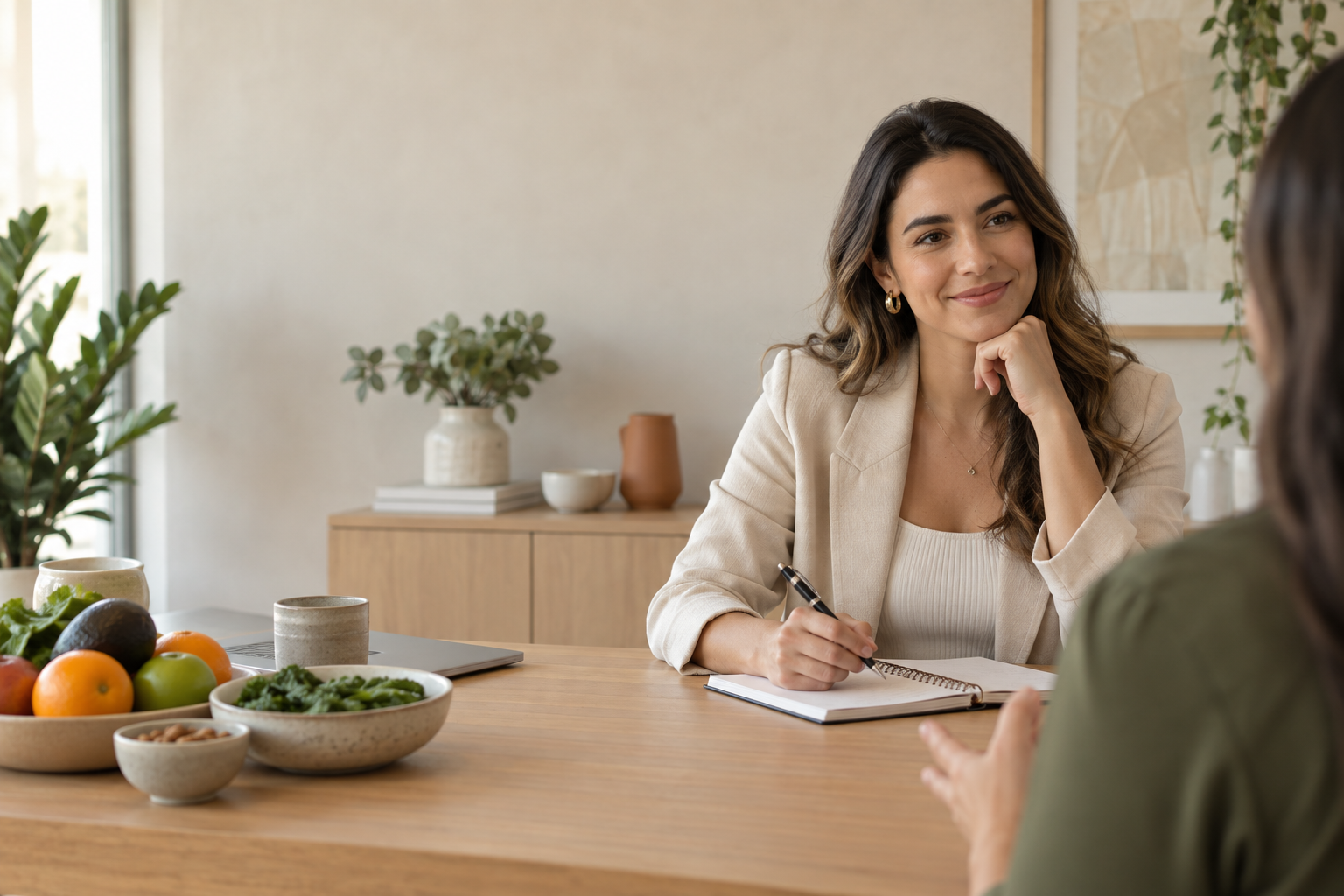 Nutricionista em consulta acolhedora